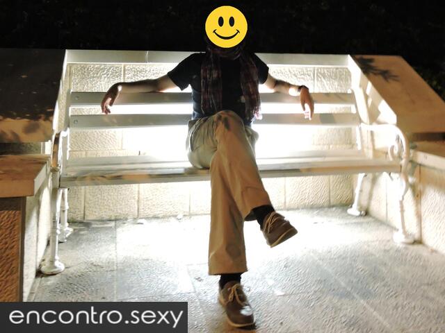 Casal de namorados procura amiga