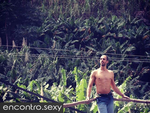 Procuro divertir-me solteiro