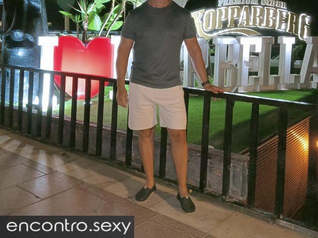 Homem disponível para aventuras