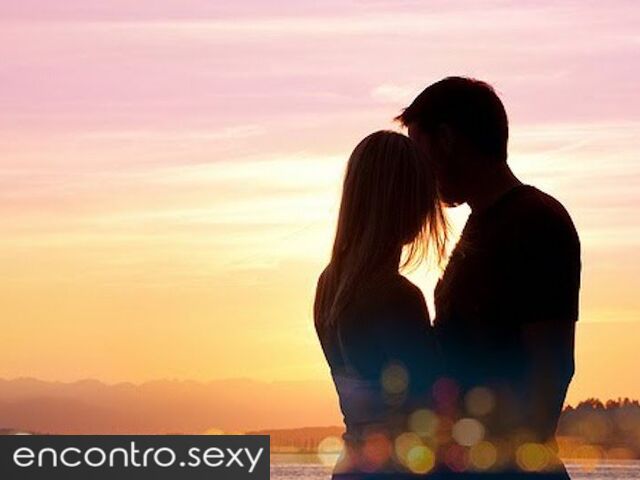 Casal procura mulher