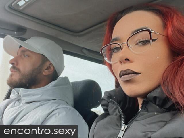 Casal procura mulher