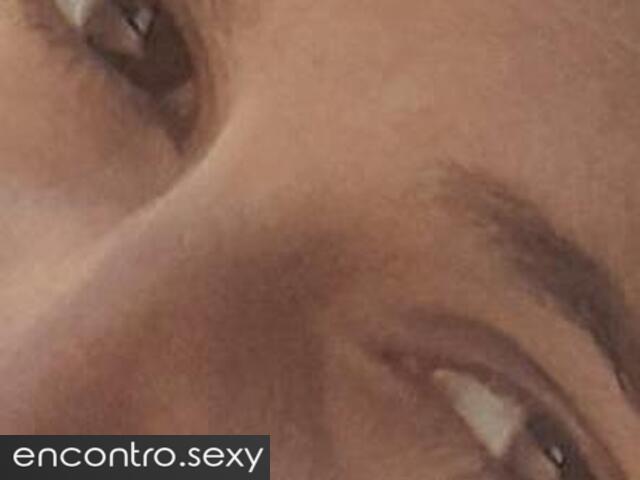 Menina de olhos carstanho atraentes