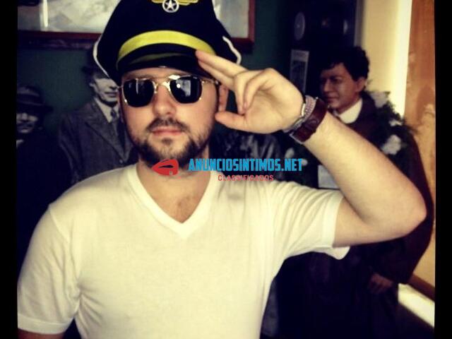 Homem Ingles, aqui por negocios ate proximo ano, procuro uma mulhere/menina.