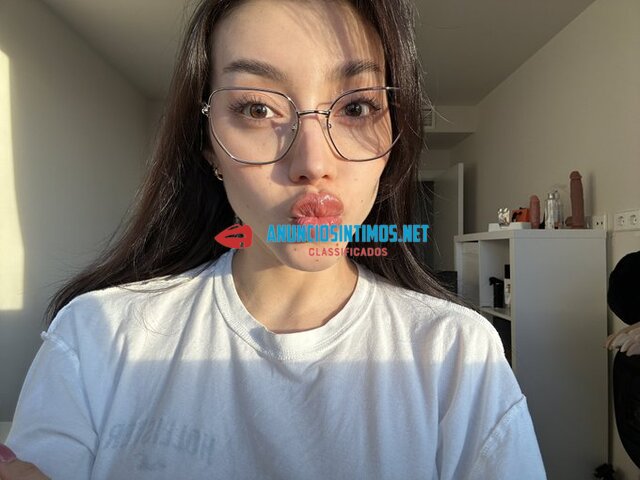 Garota nova, muito calma, doce, sensual e honesta.