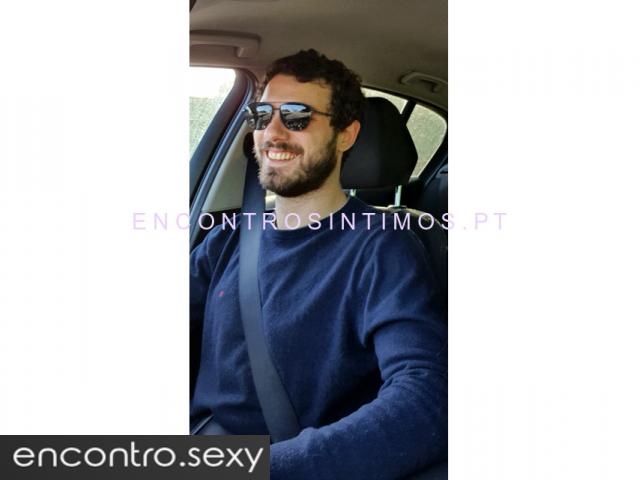 Casal na casa dos 20 anos convida mulher até aos 40 anos para momentos de prazer a 3!