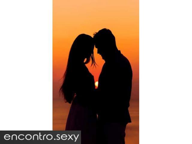 Casal jovem procura rapariga