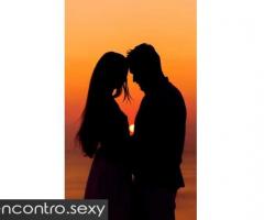 Casal jovem procura rapariga