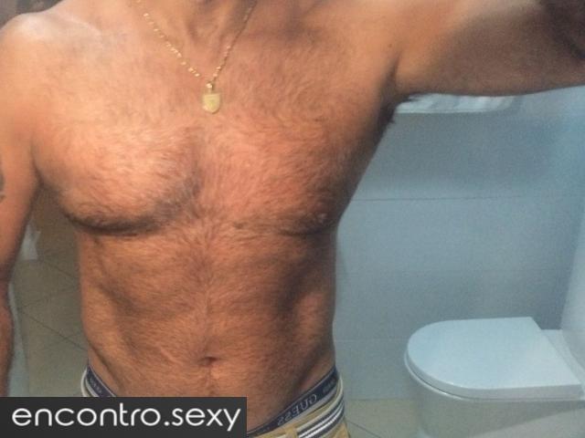 homem procura companhia e diversão