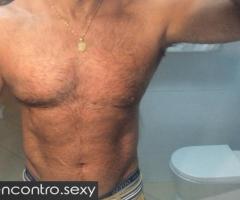 homem procura companhia e diversão