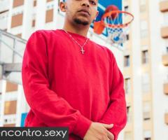 Jovem extrovertido e simpático ,trato as mulheres com respeito..Sou uma caixinha de surpresas