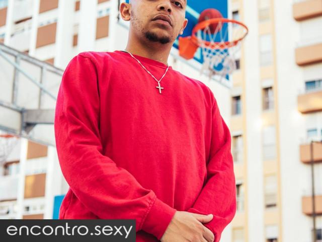 Jovem extrovertido e simpático ,trato as mulheres com respeito..Sou uma caixinha de surpresas