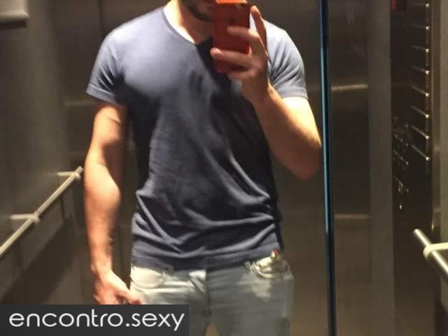 Português de olhos azuis, um touro na cama. Fotos reais.