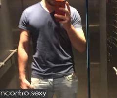 Português de olhos azuis, um touro na cama. Fotos reais.