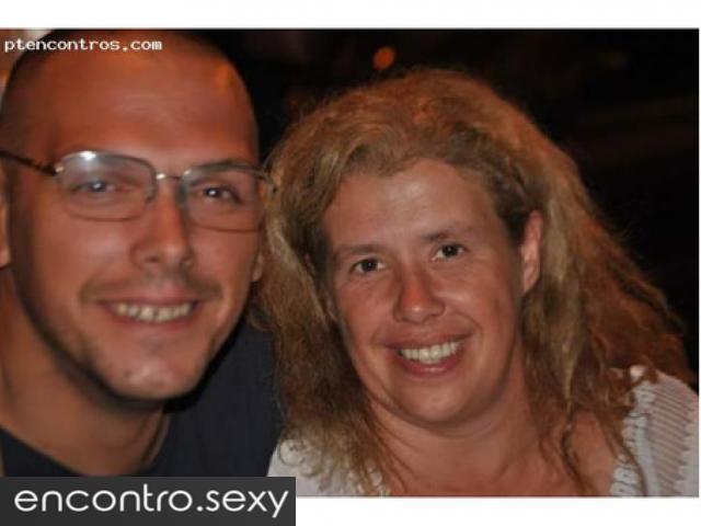 Casal procura mulher