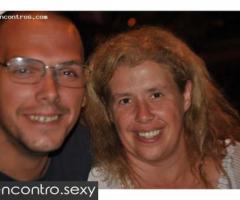 Casal procura mulher