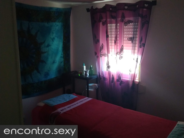 Procuro menina ou senhora para massagem a 4 mãos