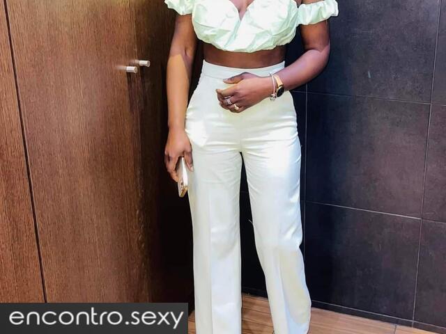 Jovem africana procura em senhor para encontros regulares em troca de ajuda