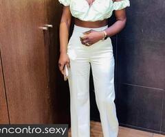 Jovem africana procura em senhor para encontros regulares em troca de ajuda