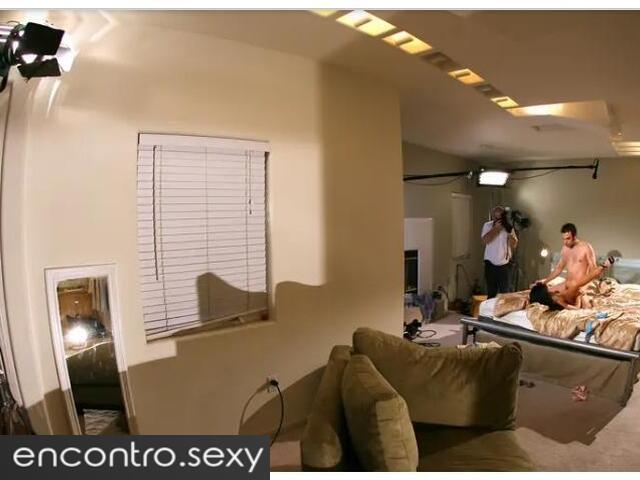 Recrutamento de homens e mulheres de 18 a 56 anos para um filme pornô